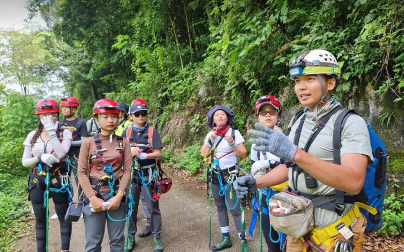 Bạn cần thực hiện trekking khoảng 2-3km mới đến được hố sụt 