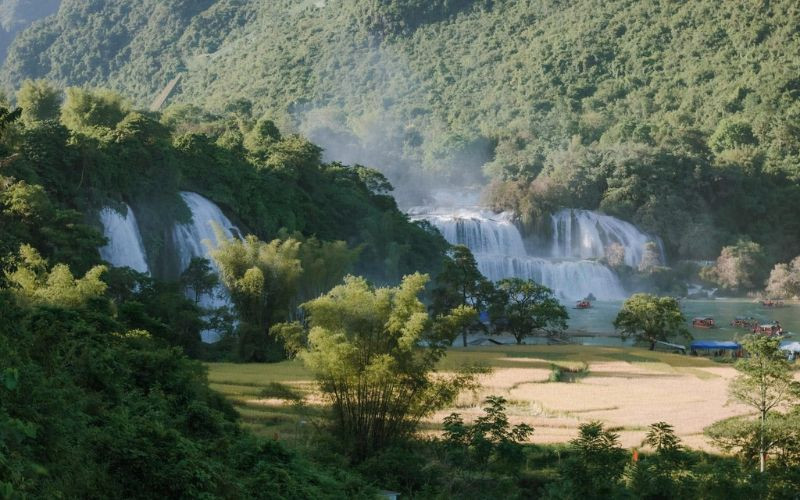 Khung cảnh nước non hùng vĩ Khung cảnh nước non hùng vĩ